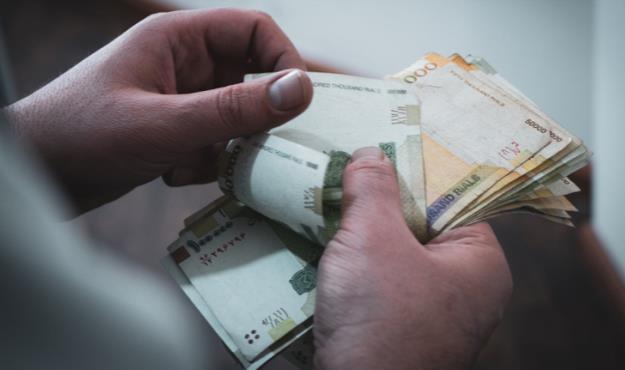 عقب نشینی دولت در خصوص افزایش حقوق برخی کارمندان 