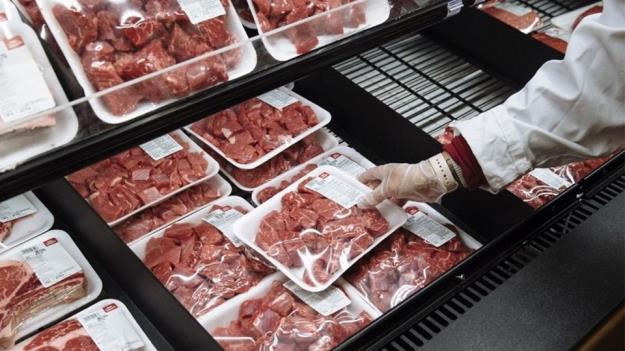  نرخ گوشت بیش از ۴۰۰ هزار تومان گران‌فروشی است 