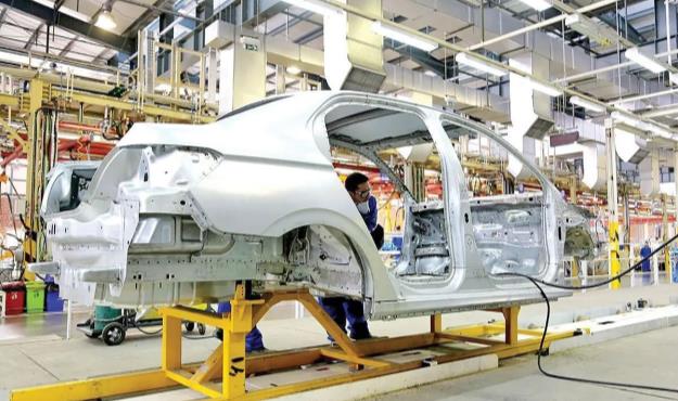 زیان انباشته خودروسازان از ۳۰۵ هزار میلیارد تومان عبور کرد!